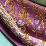 Gros plan sur le motif fleuri du petit foulard Halicarnasse Prune