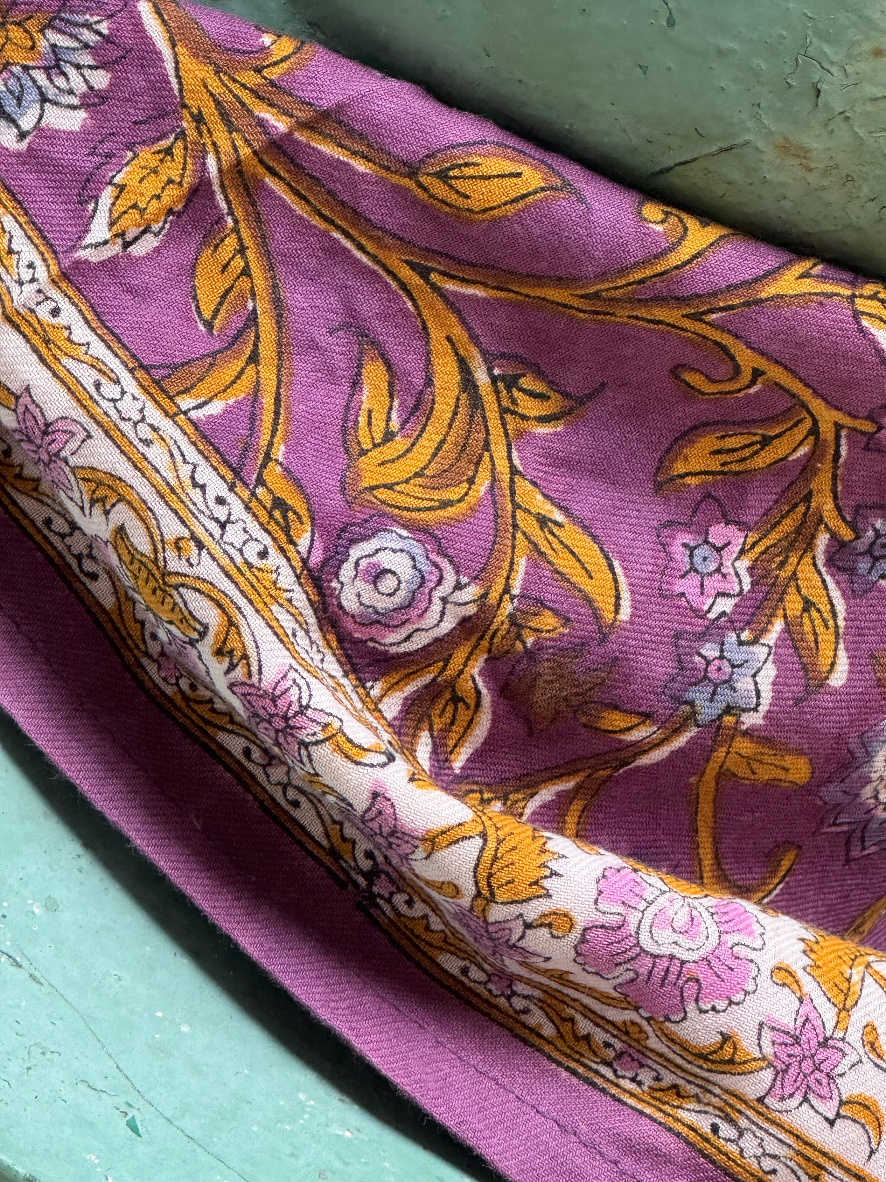 Gros plan sur le motif fleuri du petit foulard Halicarnasse Prune