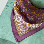 Petit foulard Halicarnasse Prune de byzantine noué sur un buste en plâtre