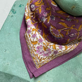 Petit foulard Halicarnasse Prune de byzantine noué sur un buste en plâtre