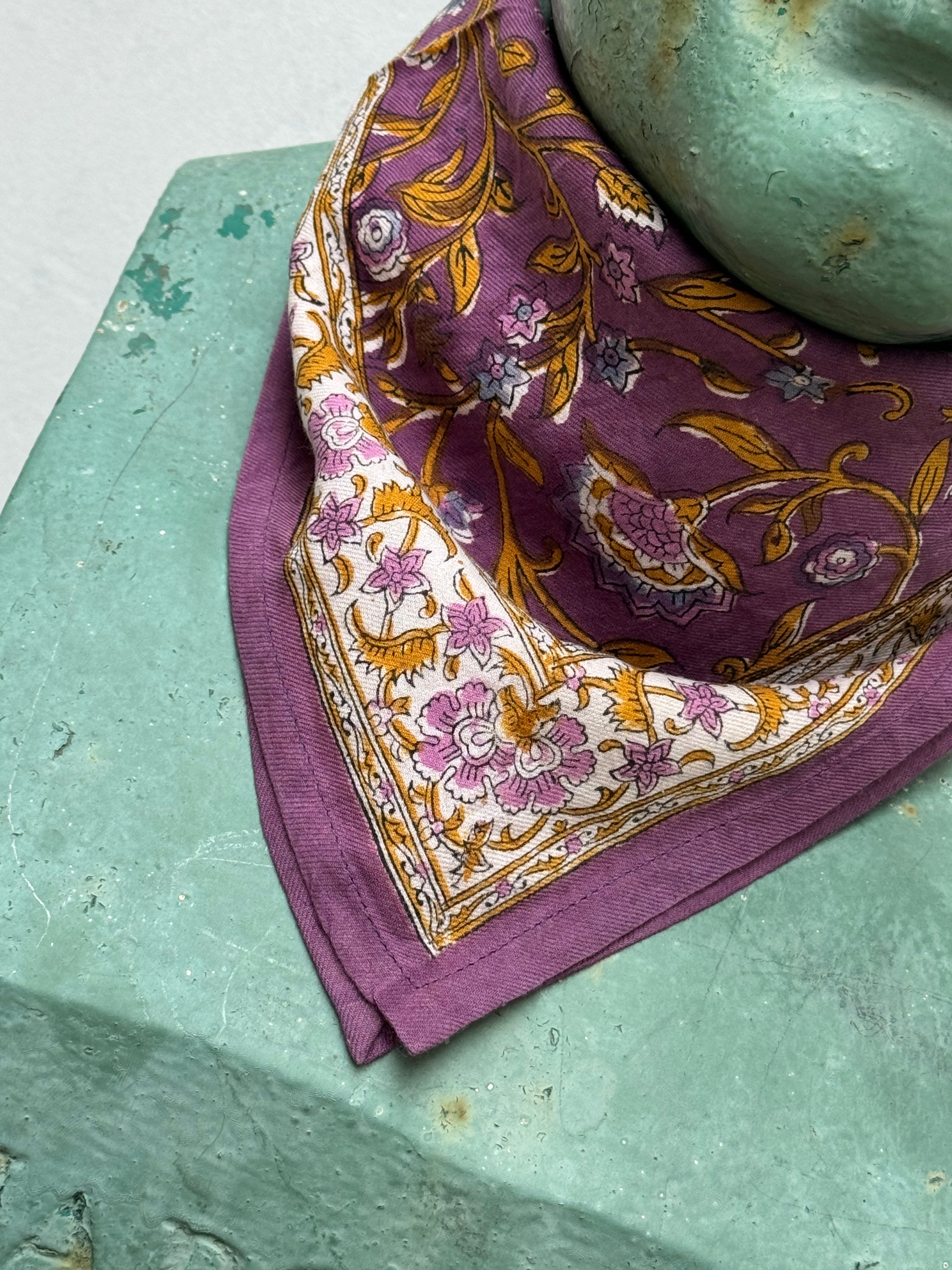 Petit foulard Halicarnasse Prune de byzantine noué sur un buste en plâtre