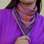 foulard violet et orange vif porté pointe en avant - byzantine