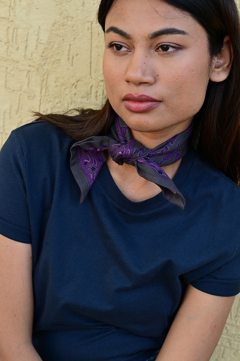 petit foulard gris imprimé noué autour du cou d'une jeune femme - byzantine