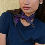 petit foulard gris imprimé noué autour du cou d'une jeune femme - byzantine