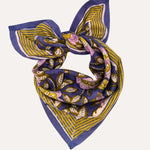 Petit foulard N°113 Bleu, fleurs violettes et bordure moutarde, noué sur fond blanc