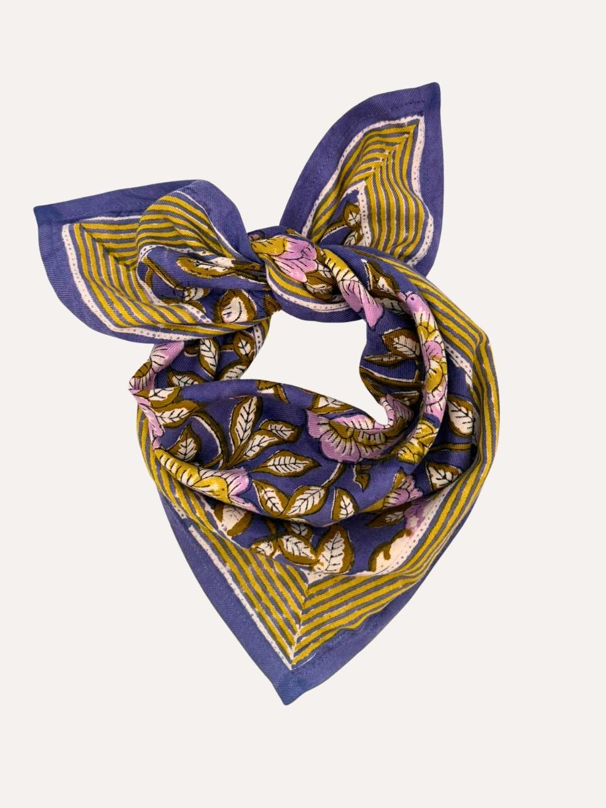 Petit foulard N°113 Bleu, fleurs violettes et bordure moutarde, noué sur fond blanc