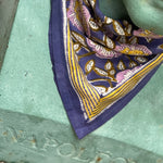 Petit foulard N°113 Bleu noué au cou d'un buste en plâtre