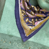 Petit foulard N°113 Bleu noué au cou d'un buste en plâtre