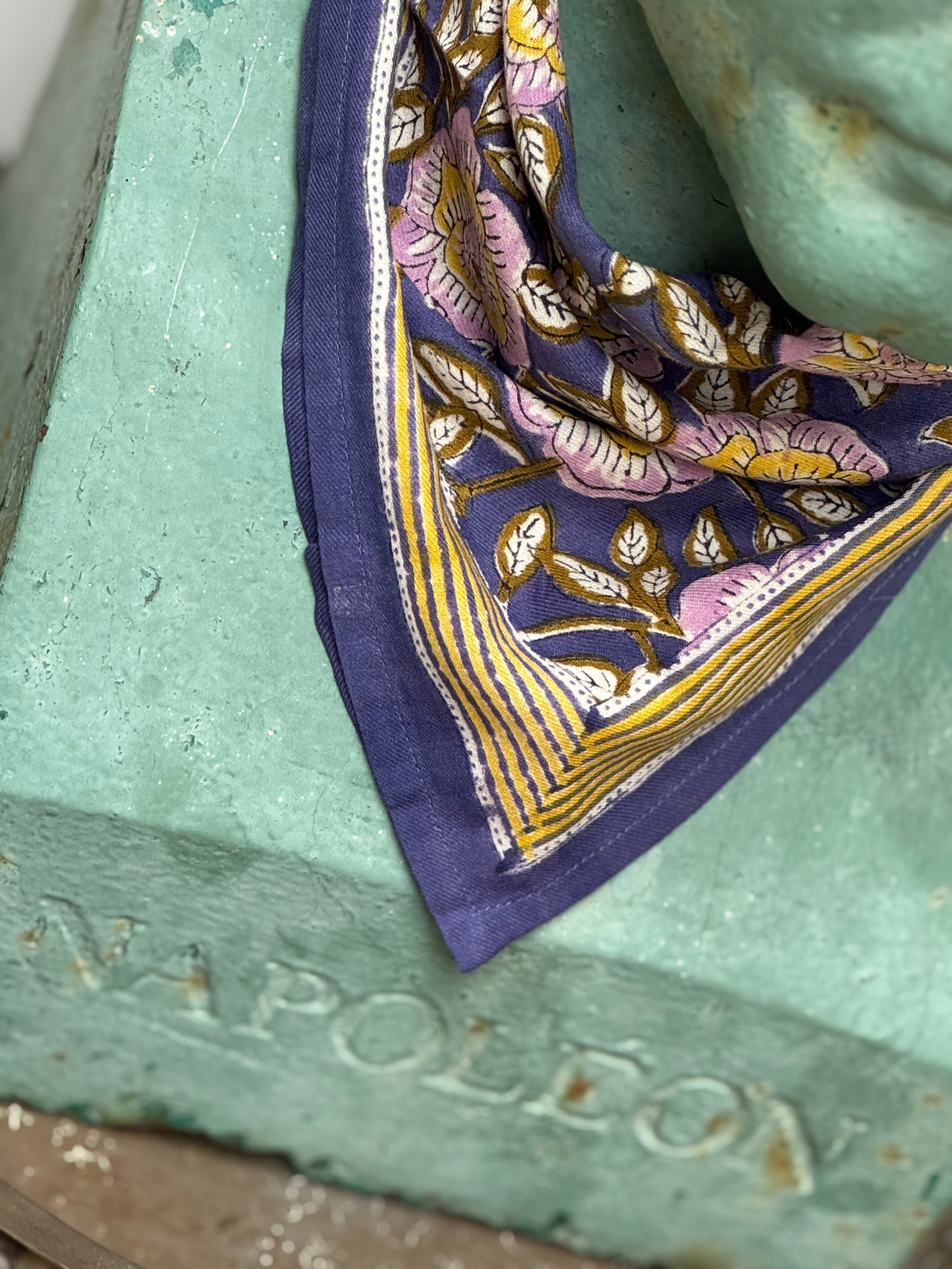 Petit foulard N°113 Bleu noué au cou d'un buste en plâtre