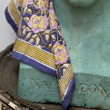 Petit foulard N°113 Bleu drapé sur un buste en plâtre