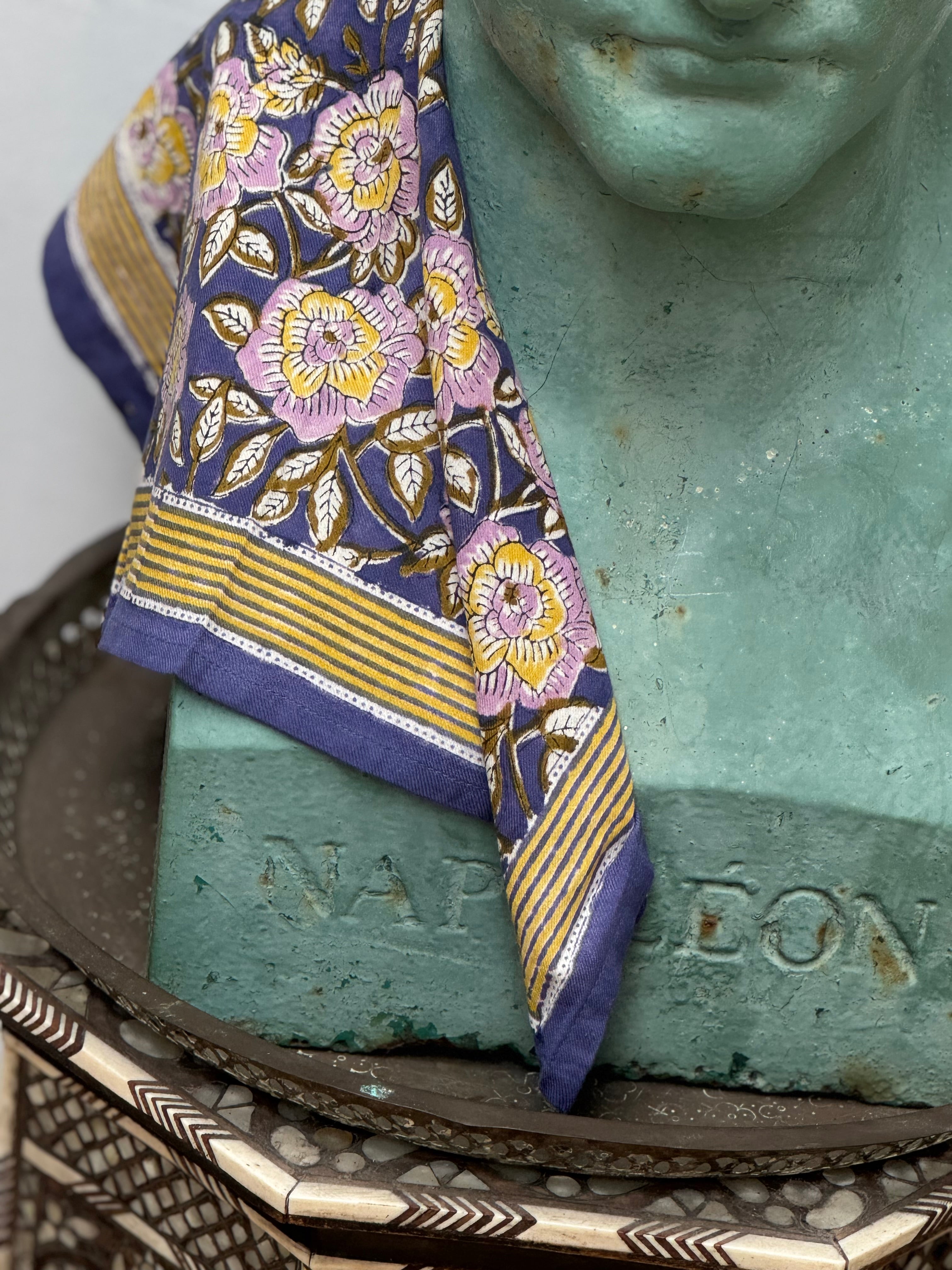 Petit foulard N°113 Bleu drapé sur un buste en plâtre