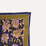 Petit foulard N°113 Bleu vu à plat, fleurs violettes sur fond bleu
