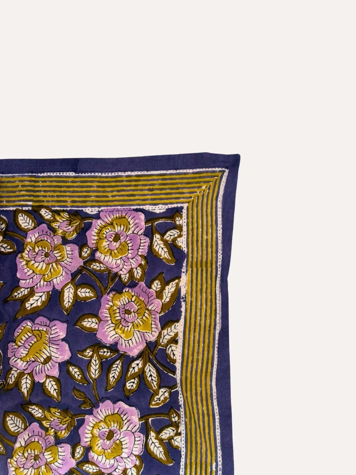 Petit foulard N°113 Bleu vu à plat, fleurs violettes sur fond bleu