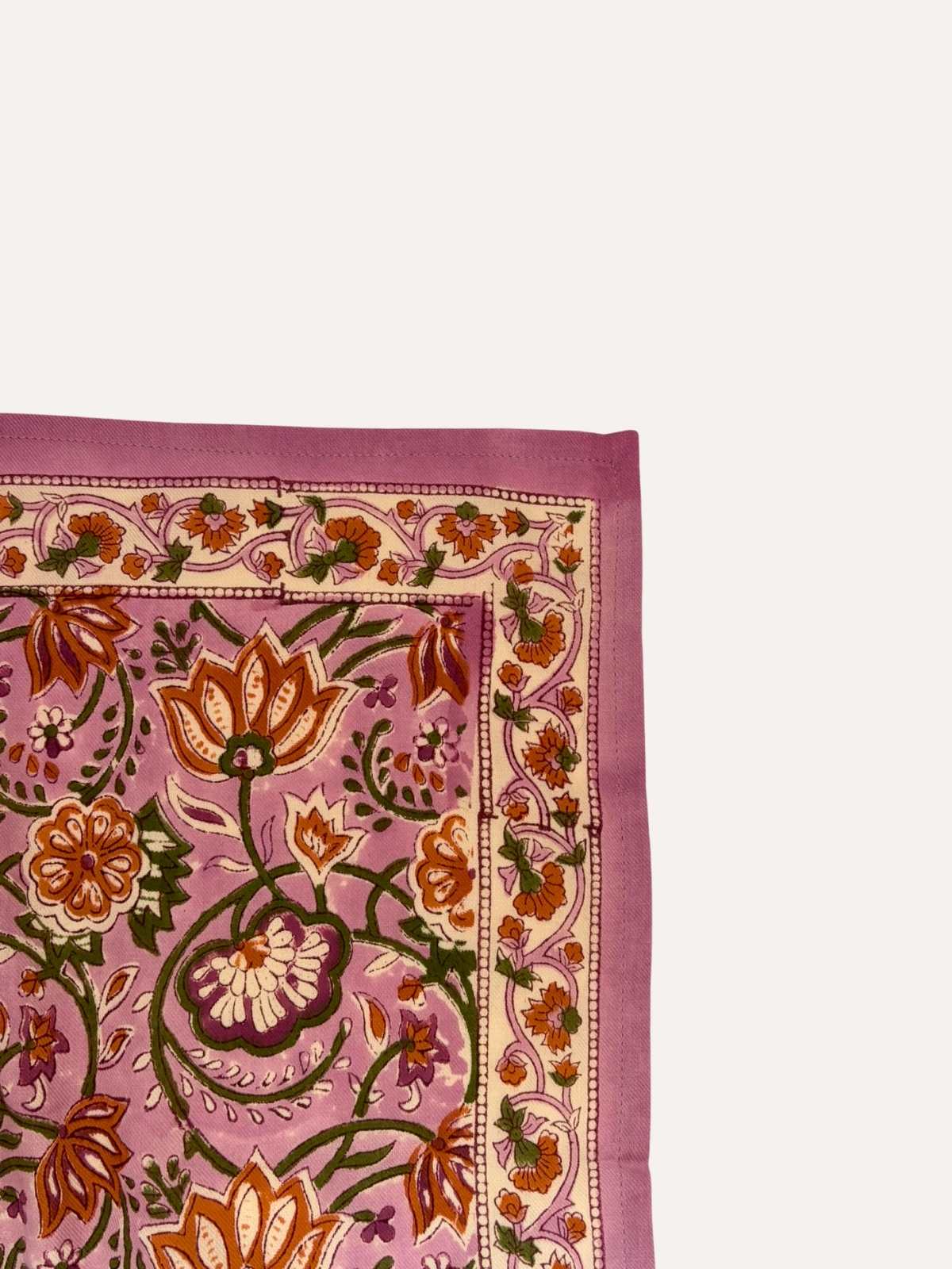 Petit foulard N°114 Rose vu à plat, motif fleuri et bordure rose