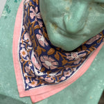 Petit foulard N°115 Cobalt noué au cou d'un buste en plâtre