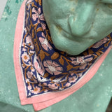 Petit foulard N°115 Cobalt noué au cou d'un buste en plâtre