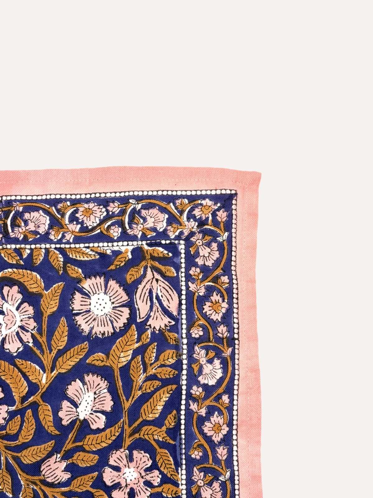 Petit foulard N°115 Cobalt vu à plat, motif fleuri et bordure rose