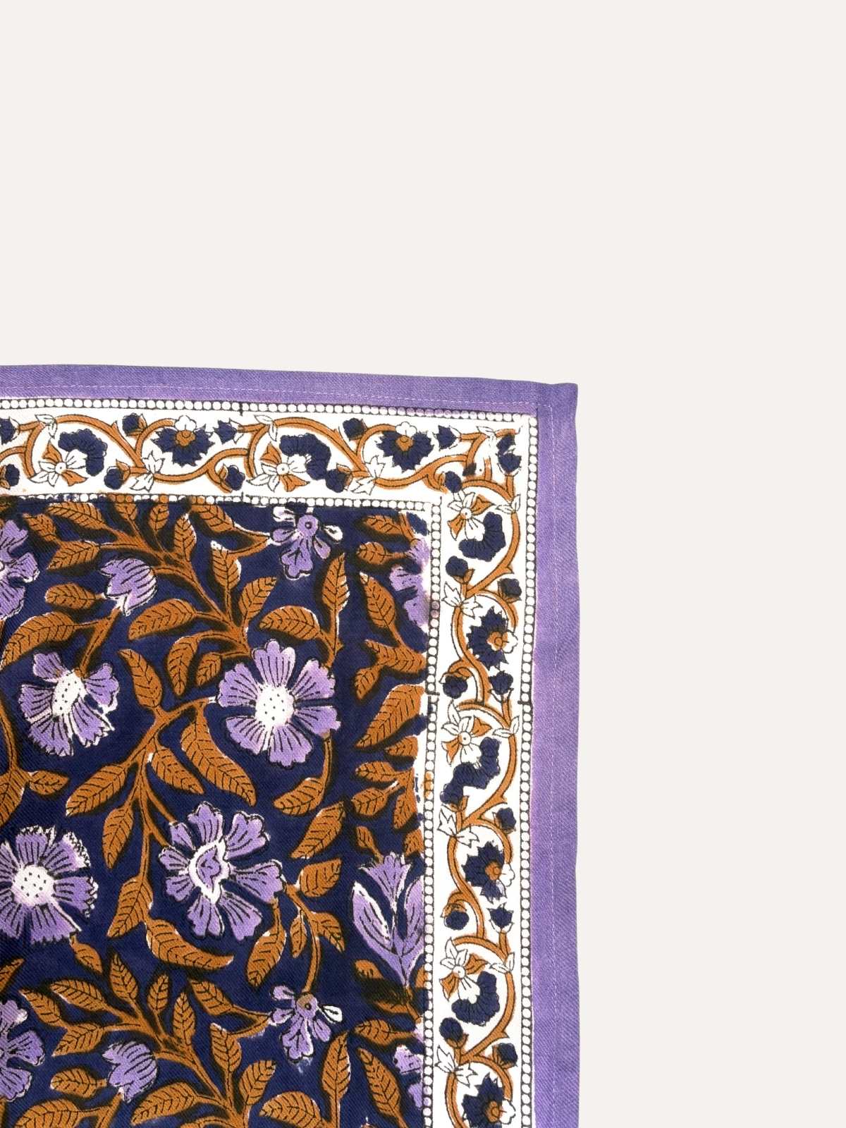 Petit foulard N°115 Nuit vu à plat, fleurs ocre et bordure lilas
