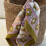 petit foulard pénélope myrtille de byzantine, noué autour d'un sac à main de femme