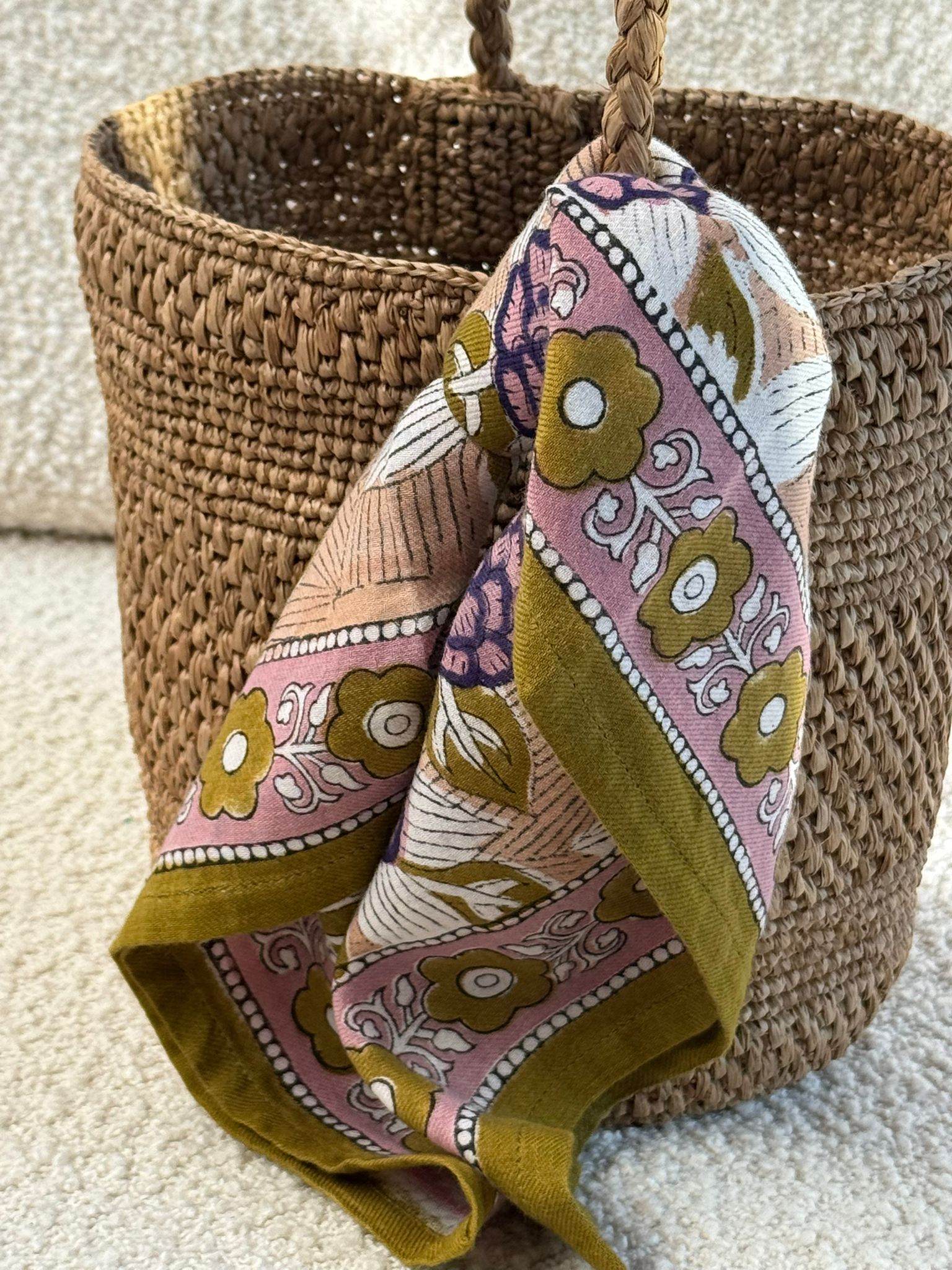 petit foulard pénélope myrtille de byzantine, noué autour d'un sac à main de femme