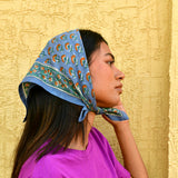 Petit foulard Séléné Bleu horizon de byzantine porté en fichu sur la tête, vue de profil