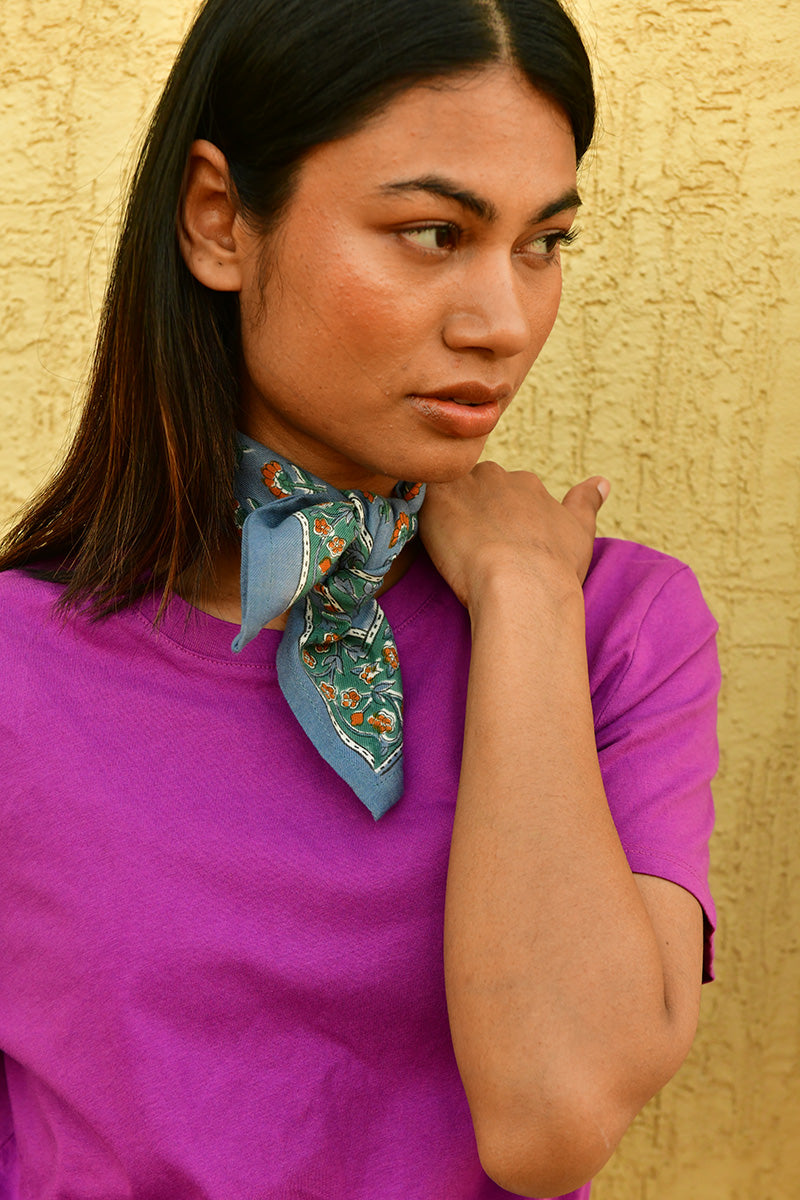 Petit foulard Séléné Bleu horizon noué au cou, main sur l'épaule