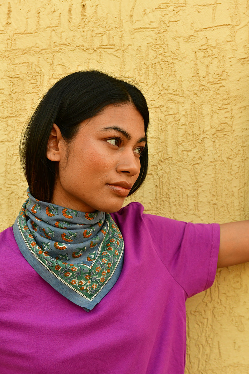 Petit foulard Séléné Bleu horizon noué au cou, vue de profil, tee-shirt violet
