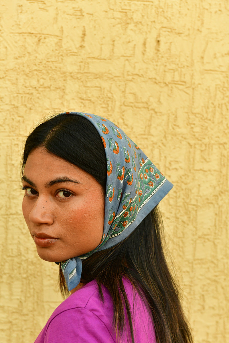 Petit foulard Séléné Bleu horizon porté en fichu sur la tête, vue de profil