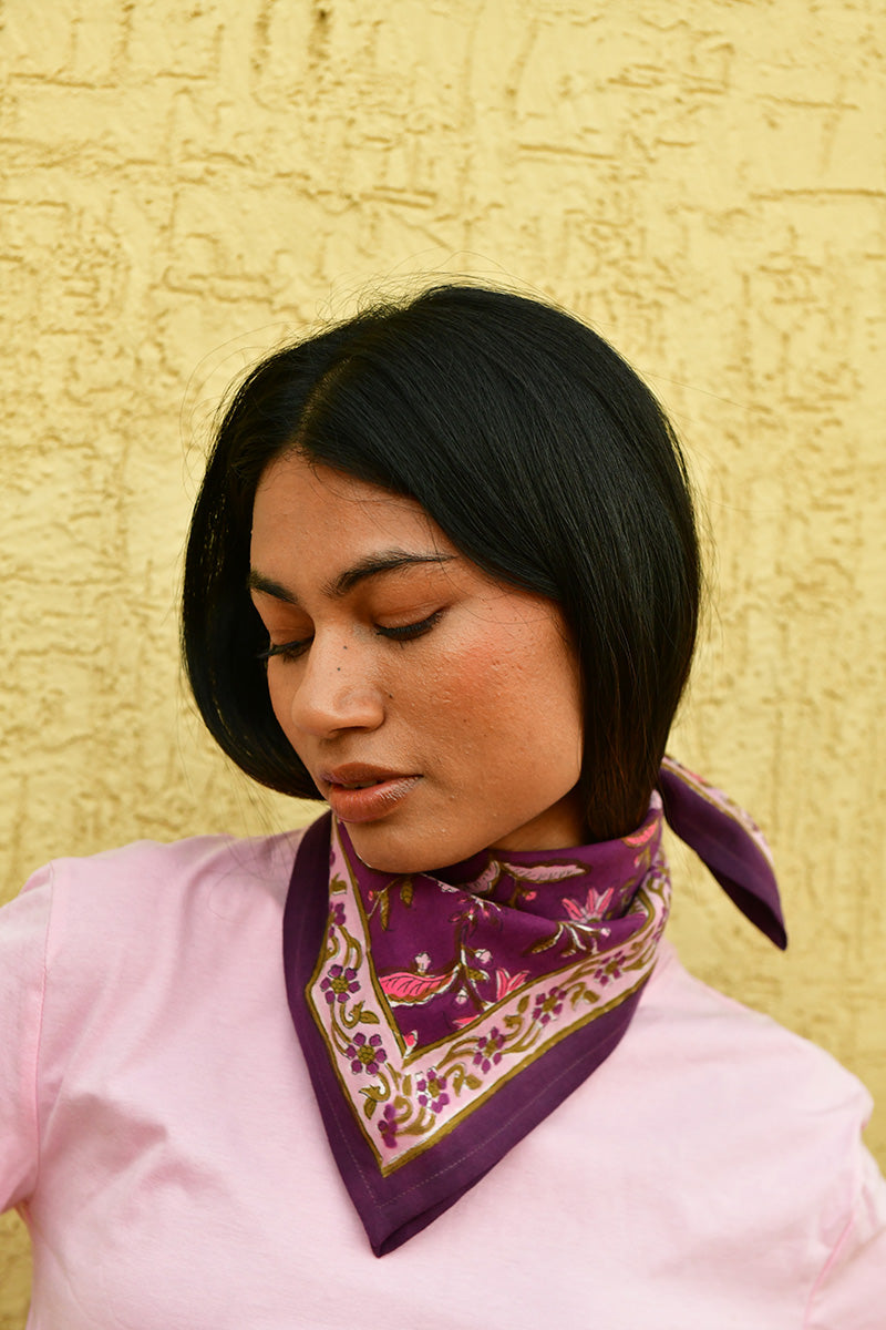 Foulard indien femme prune autour du cou