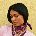 Foulard indien femme prune autour du cou