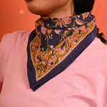 petit foulard théodora bleu foncé porté autour du cou par une jeune femme