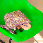 Gros plan sur la petite trousse beauté Carthage Lilas, imprimé fleuri lilas et moutarde