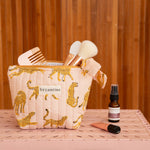 Gros plan sur la petite trousse beauté Fauve Rose de Byzantine, pinceaux et peigne