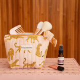 Gros plan sur la petite trousse beauté Fauve Rose de Byzantine, pinceaux et peigne