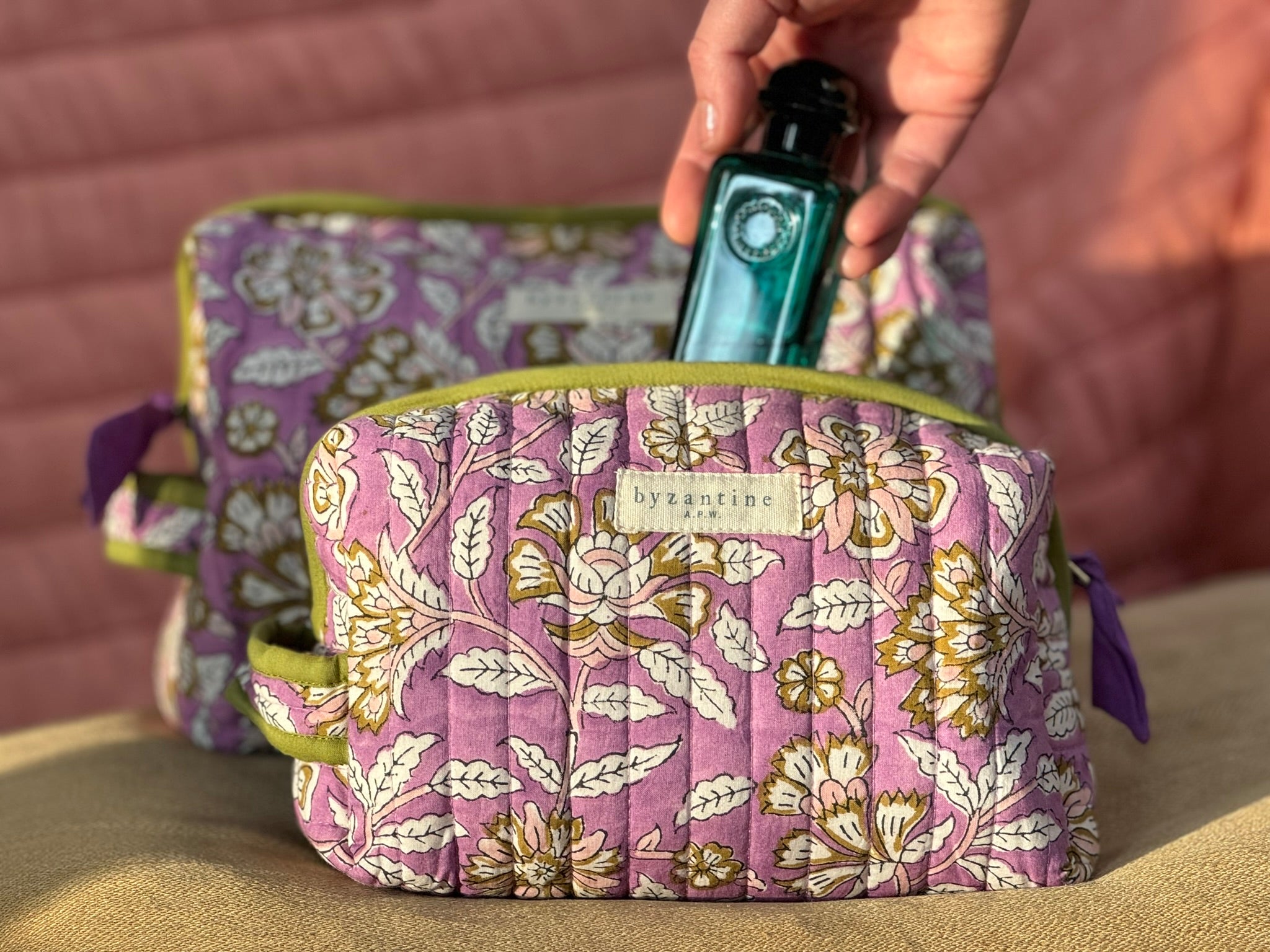 Duo de trousses de toilette Carthage Lilas de byzantine avec un flacon de parfum