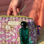 Petite trousse de toilette Carthage Lilas ouverte, avec un flacon de parfum vert