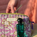 Petite trousse de toilette Carthage Lilas ouverte, avec un flacon de parfum vert