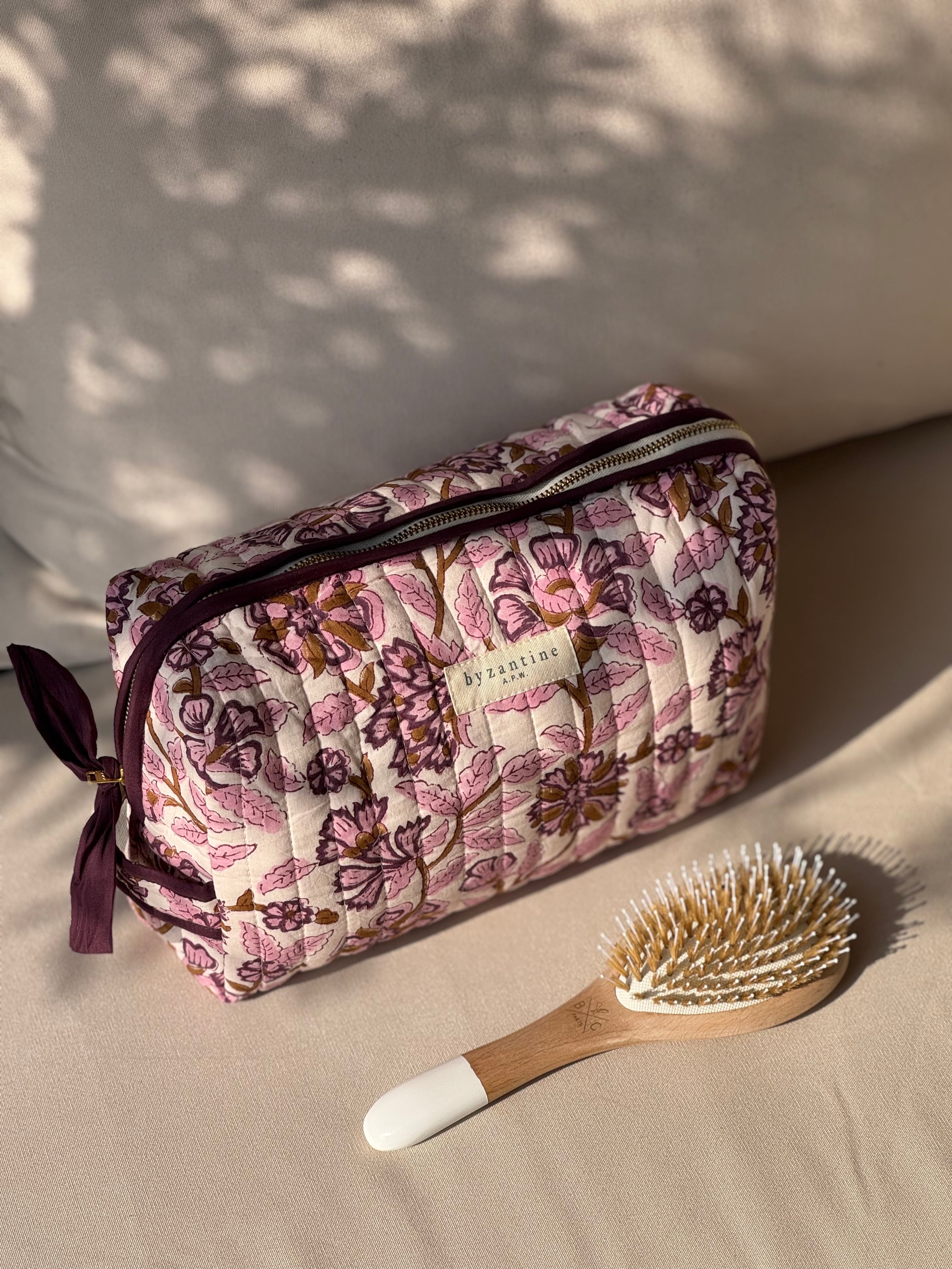 Trousse de toilette Carthage Prune de byzantine, fleurs prune sur fond rose pâle, avec une brosse