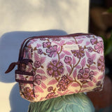 Trousse de toilette Carthage Prune posée sur un buste en plâtre