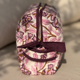 Trousse de toilette Carthage Prune vue de côté, nœud prune
