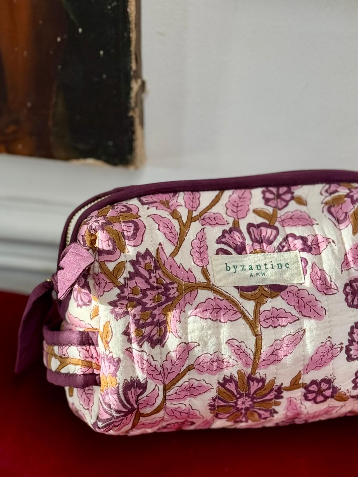 Gros plan sur l'étiquette de la trousse de toilette Carthage Prune