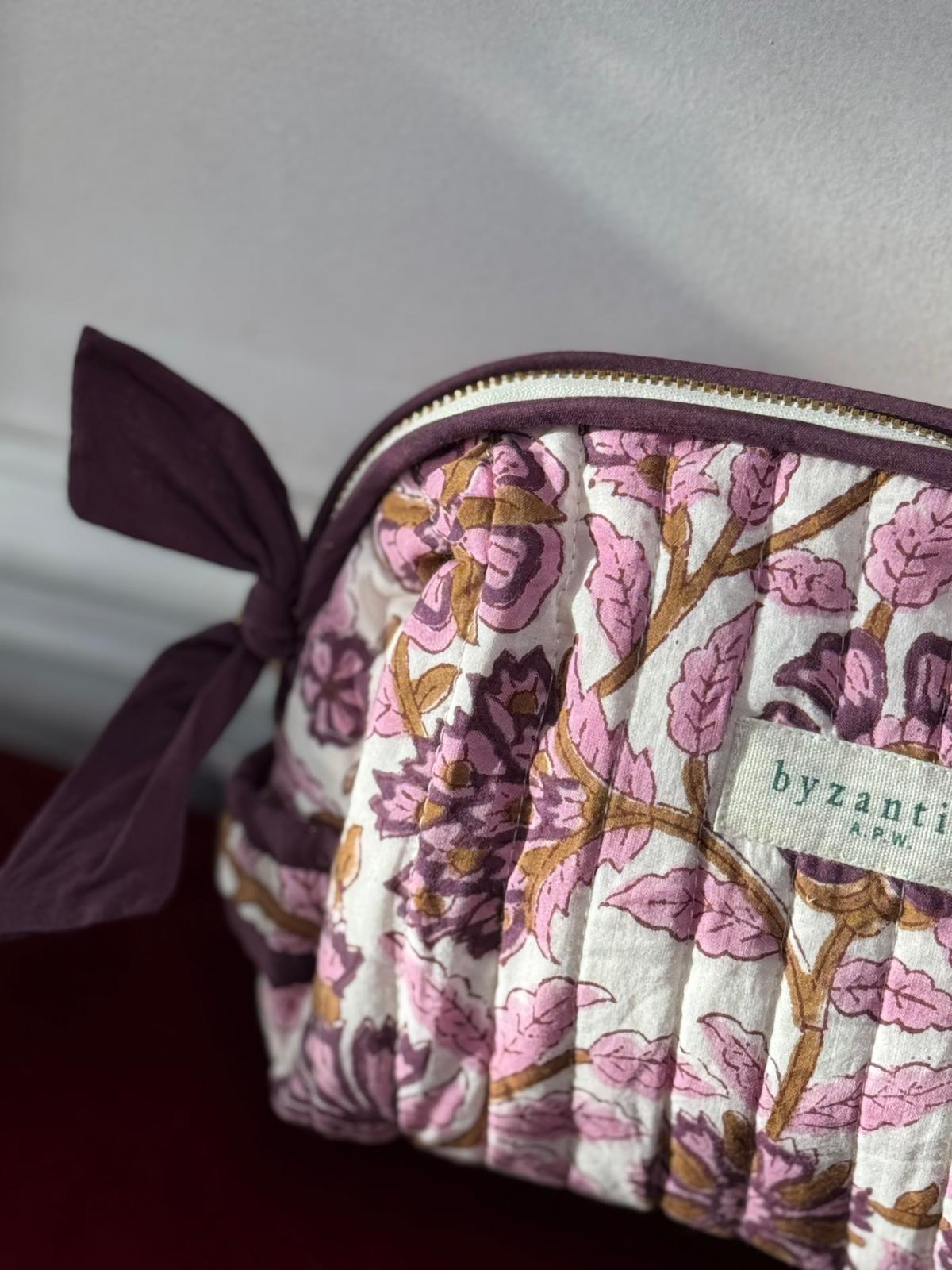 Gros plan sur le nœud de la trousse de toilette Carthage Prune