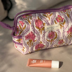 Petite trousse de toilette Éphèse Rose, fleurs roses, avec un tube de crème