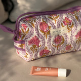 Petite trousse de toilette Éphèse Rose, fleurs roses, avec un tube de crème