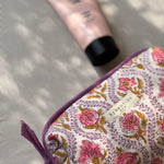 Petite trousse de toilette Éphèse Rose à nœud lilas, avec un tube de crème