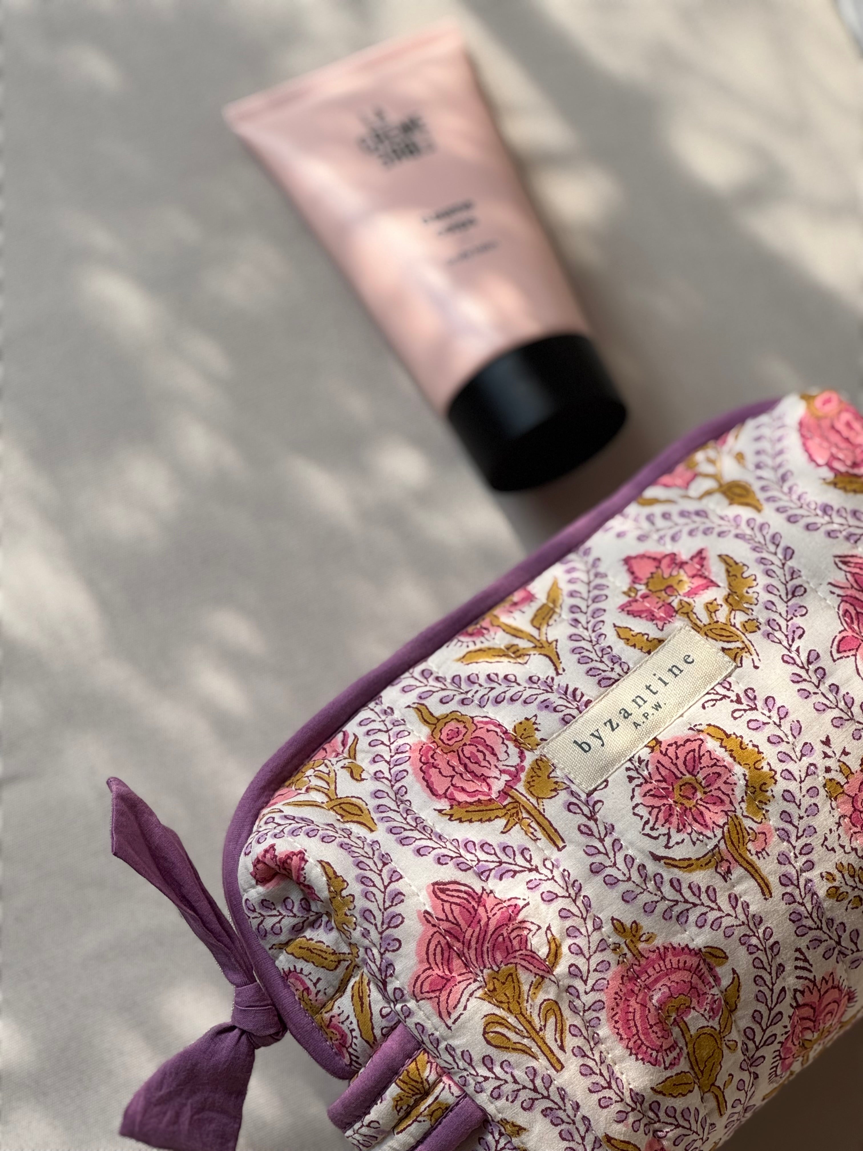 Petite trousse de toilette Éphèse Rose à nœud lilas, avec un tube de crème