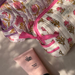 Duo de trousses de toilette Éphèse Rose avec un tube de crème