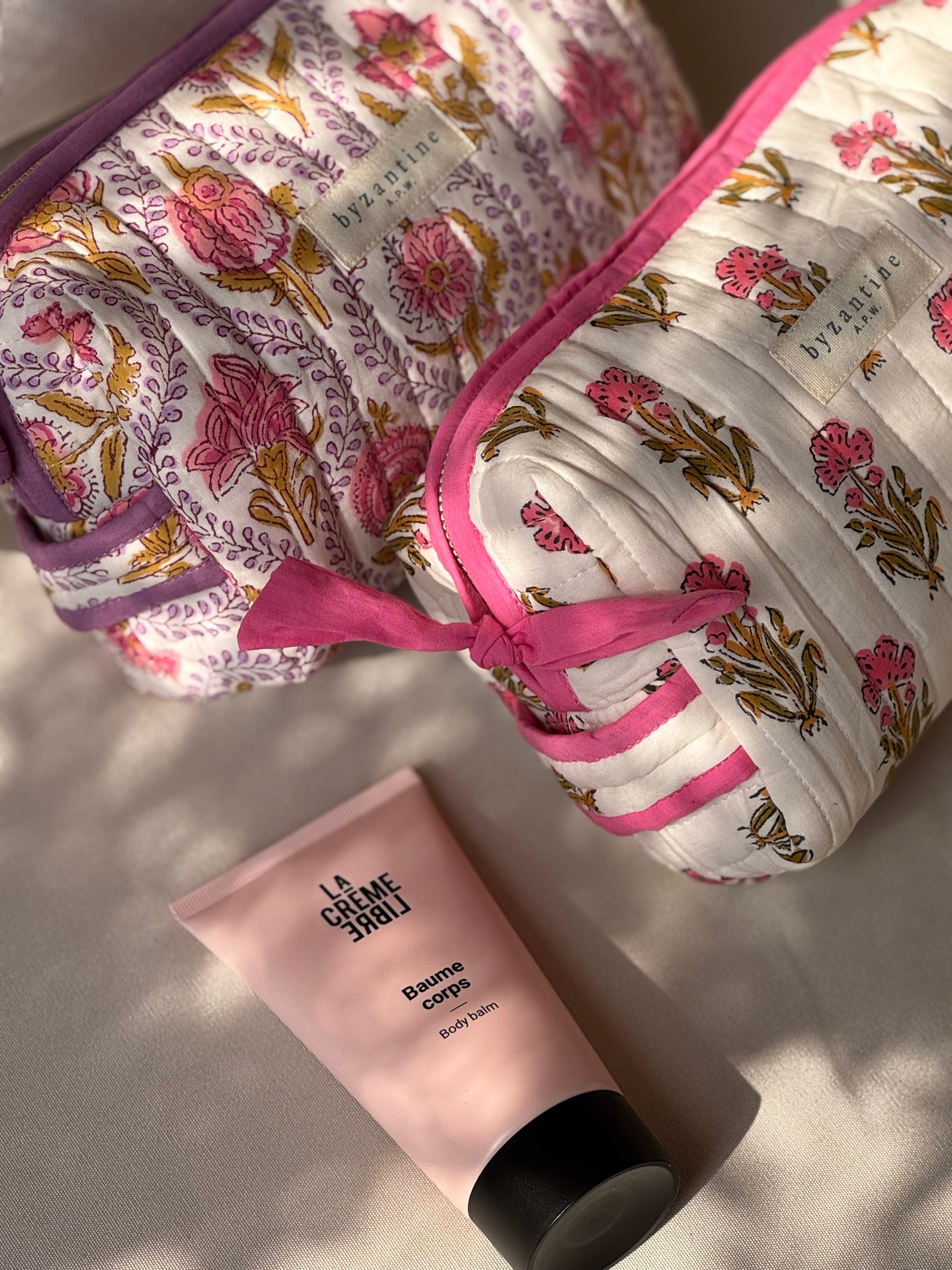 Duo de trousses de toilette Éphèse Rose avec un tube de crème