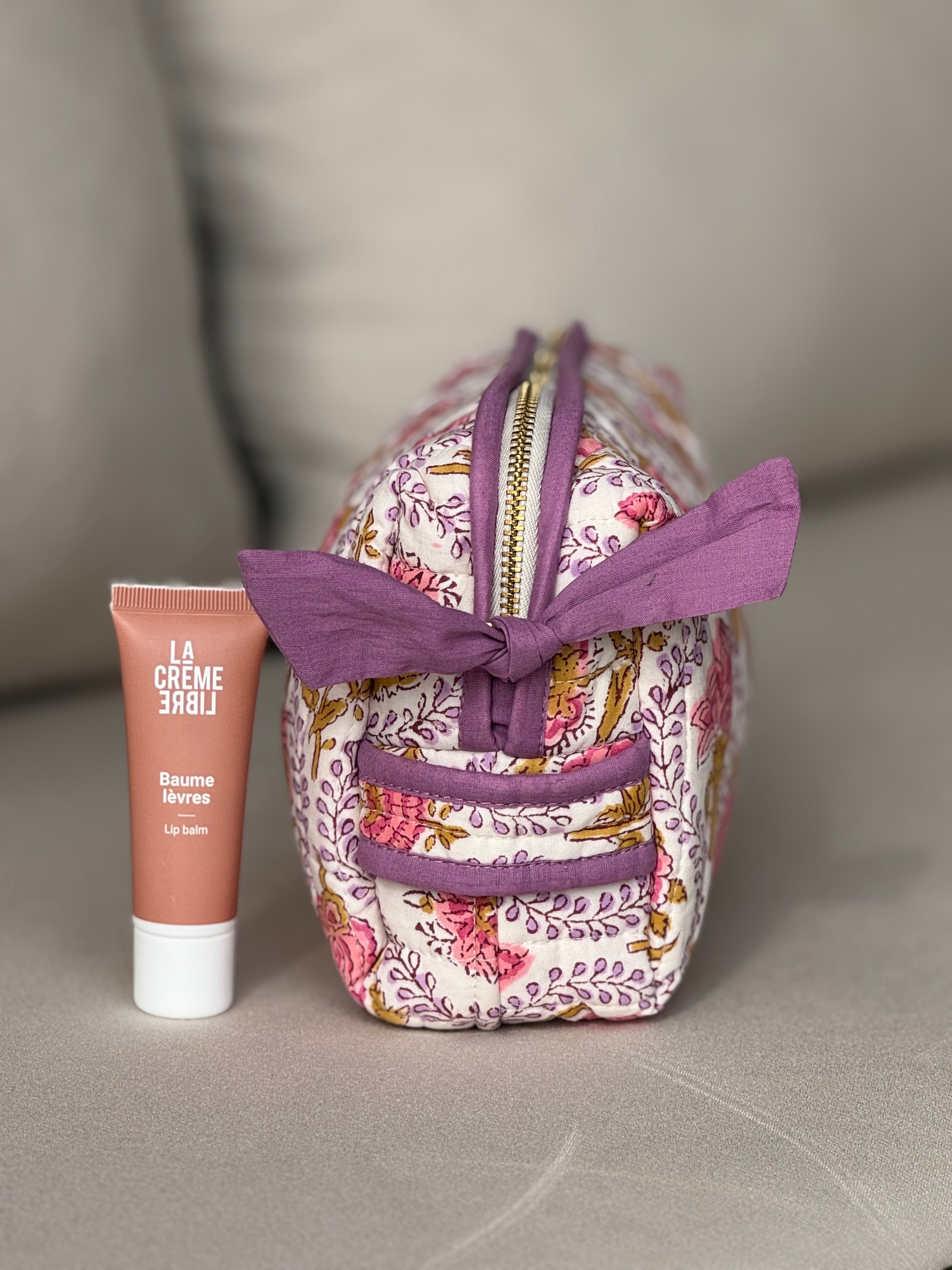 Petite trousse de toilette Éphèse Rose vue de côté, avec un tube de soin