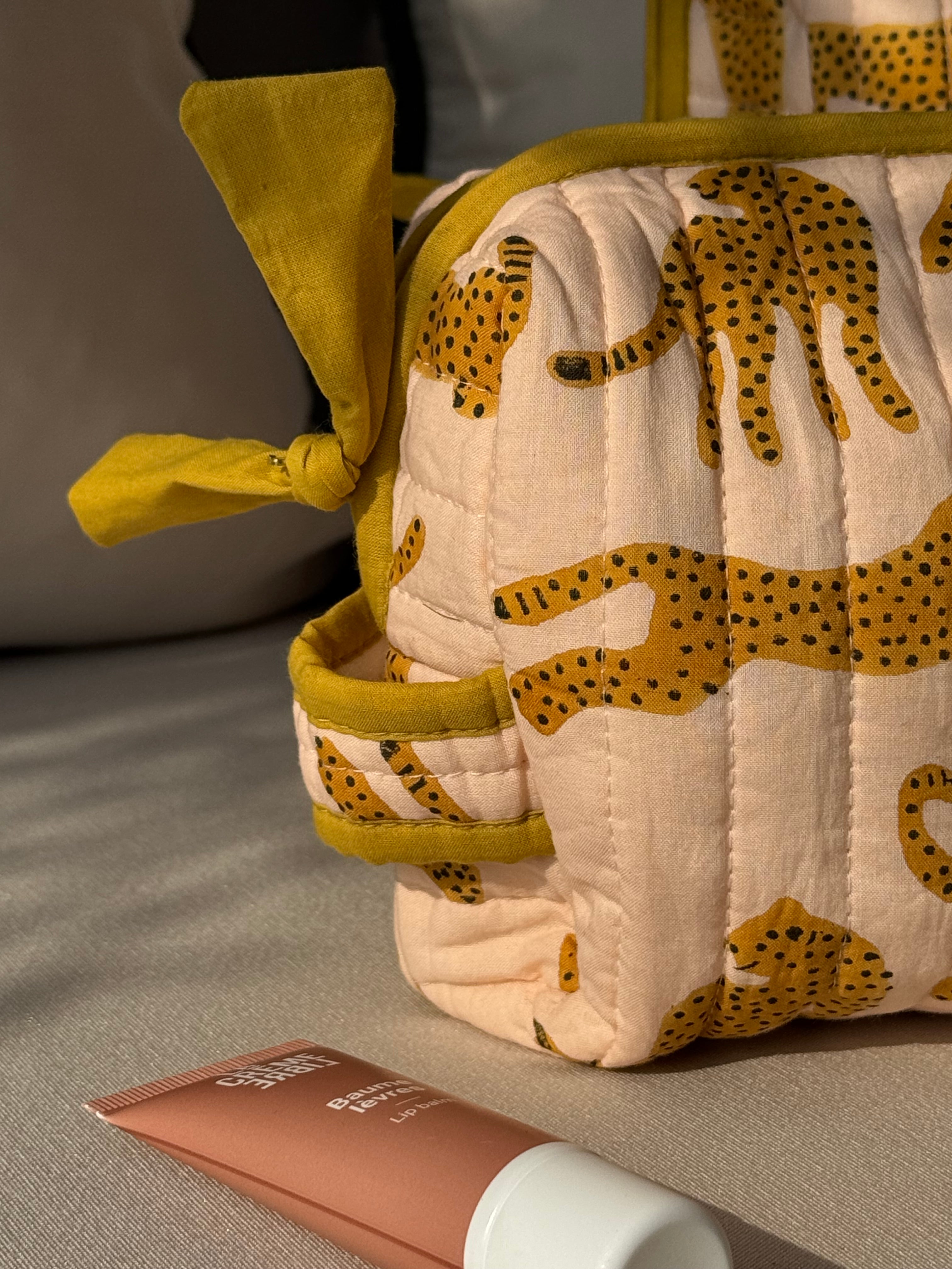 Trousse de toilette Fauve Rose à nœud moutarde, avec un tube de soin